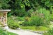 Bienenhaus links und einem Weg rechts