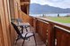 Balkon mit Tisch und zwei Sessel