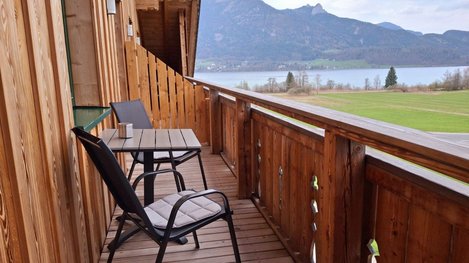 Balkon mit Tisch und zwei Sessel