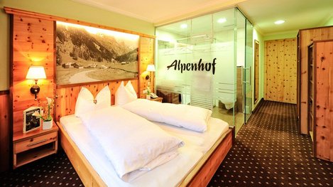 Ein stilvoll eingerichtetes Zimmer mit gemütlichem Doppelbett und modernem Wohnkomfort lädt zum Wohlfühlen und Entspannen ein