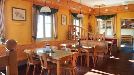 Gemütlicher Speise- und Aufenthaltsraum mit viel Holz, rustikalem Charme und einladender Wohlfühlatmosphäre