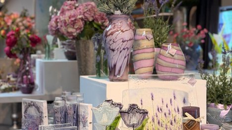 Eine elegante Blumendekoration mit pastellfarbenen Blumen, Vasen und dekorativen Accessoires