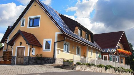 Modernes und gepflegtes Gästehaus mit freundlicher Architektur, großzügigem Außenbereich und einladender Atmosphäre