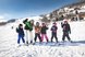 Eine Gruppe Skifahrer posiert fröhlich im Schnee