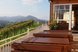 Großzügige Sonnenterrasse mit gemütlichen Sitzgelegenheiten und traumhaftem Panoramablick über Weinberge und die umliegende Berglandschaft
