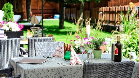 Eine einladende Sonnenterrasse mit gemütlichen Sitzplätzen lädt zum Entspannen im Grünen ein
