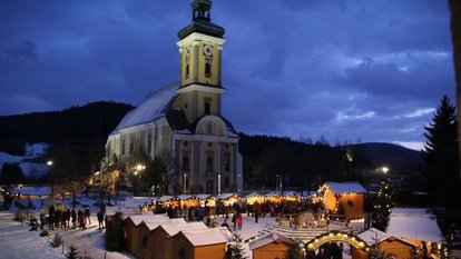 Kirche und Adventstände am Abend