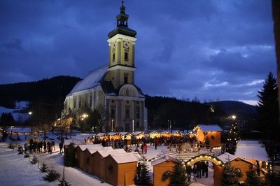 Kirche und Adventstände am Abend