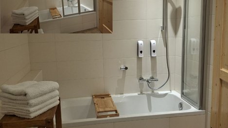 Badezimmer mit einer Badewanne