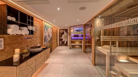 Ein moderner Wellnessbereich mit Sauna, Ruhezonen und stilvoller Holzgestaltung lädt zum Entspannen und Wohlfühlen ein