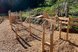 Balancier- und Geschicklichkeitsparcours aus Holz mit verschiedenen Hindernissen auf einem Naturerlebnisweg im Freien