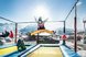 Eine Person springt auf einem Trampolin vor verschneiter Bergkulisse