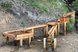 Wasserspielstation aus Holz mit mehreren Rinnen, Becken und beweglichen Elementen entlang eines Naturerlebniswegs