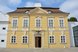 Historisches Barockschloss mit symmetrischer Fassade und repräsentativem Eingangsportal