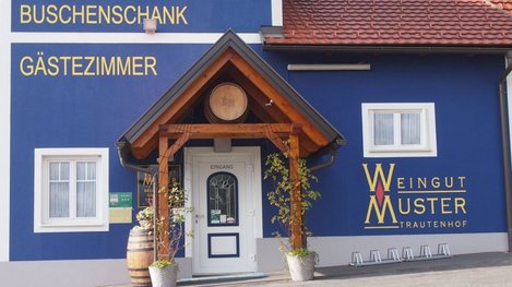 Eingangsbereich des Weinguts Wuster mit Buschenschank und Gästezimmern in einladender, traditioneller Atmosphäre