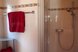 Modernes Badezimmer mit komfortabler Dusche, hellen Fliesen und gepflegter Ausstattung für einen angenehmen Aufenthalt