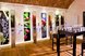 Moderner Verkostungs- und Ausstellungsraum mit dekorativen Glaswänden und präsentierten Spirituosen