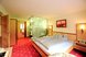 Ein modernes und komfortables Hotelzimmer mit gemütlichem Doppelbett und stilvollem Ambiente lädt zum Entspannen und Wohlfühlen ein