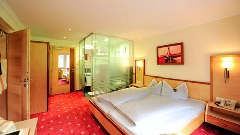 Ein modernes und komfortables Hotelzimmer mit gemütlichem Doppelbett und stilvollem Ambiente lädt zum Entspannen und Wohlfühlen ein