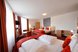 Ein helles Hotelzimmer mit zwei gemütlichen Betten