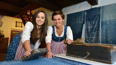 Im Färbermuseum wird die traditionelle Blaudrucktechnik mit historischen Werkzeugen und Handwerkskunst anschaulich präsentiert