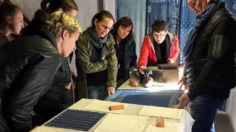 Besucherinnen und Besucher erleben im Färbermuseum die traditionelle Blaudrucktechnik bei einer anschaulichen Vorführung