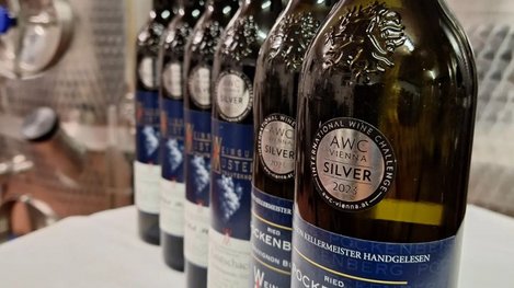 Reihe hochwertiger Weinflaschen aus regionaler Produktion, die Genuss, Tradition und steirische Weinkultur repräsentieren