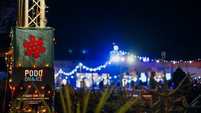 Winterliche Abendstimmung mit festlich beleuchtetem Adventmarkt am PODO on Ice