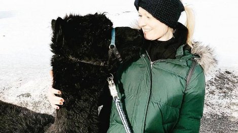 Alpaka-Begegnung im Winter mit verschneiter Landschaft und tierischem Naturerlebnis