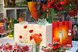 Eine festliche Tischdekoration mit bunten Blumen, Kerzen und herbstlichen Accessoires