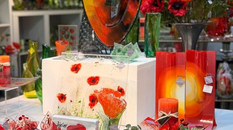 Eine festliche Tischdekoration mit bunten Blumen, Kerzen und herbstlichen Accessoires