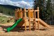 Großer Holzspielturm mit Rutschen, Kletterelementen und Spielplattformen auf einem Abenteuerspielplatz im Freien
