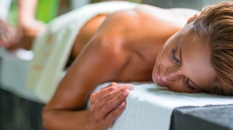 Frau erhält eine entspannende Massage