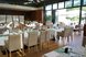 Ein helles, elegantes Restaurant mit gedeckten Tischen