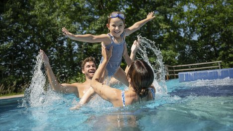 Familie im Wasser