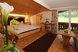 Ein gemütliches Zimmer mit Balkon, viel Holz und behaglicher Atmosphäre lädt zum Entspannen und Wohlfühlen ein