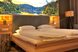 Ein gemütliches Schlafzimmer mit Bergblick
