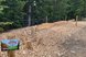 Balancier- und Kletterstation aus Holzklötzen auf einem Naturerlebnisweg im Wald