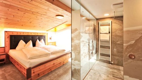 Ein modernes Zimmer mit gemütlichem Doppelbett und elegantem Badezimmer bietet stilvollen Komfort zum Wohlfühlen