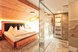 Ein modernes Zimmer mit gemütlichem Doppelbett und elegantem Badezimmer bietet stilvollen Komfort zum Wohlfühlen