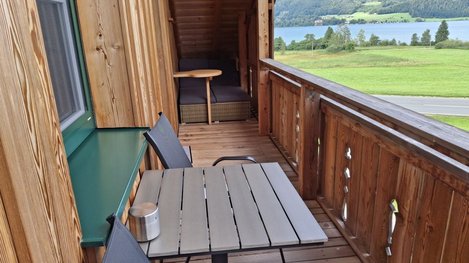 Balkon mit Sessel und Tisch