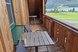 Balkon mit Sessel und Tisch