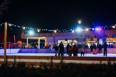 Festlich beleuchtete Eislaufbahn mit winterlicher Atmosphäre