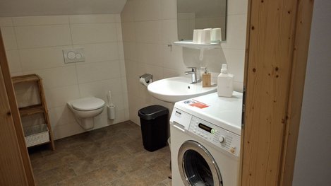 Badezimmer mit einer Waschmaschine