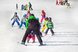 Ein Skilehrer übt mit einer Gruppe von Kindern auf einer verschneiten Skipiste