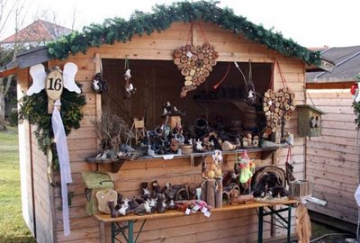 Ein liebevoll dekorierter Adventmarktstand im Schloss Lockenhaus präsentiert handgefertigte Weihnachtsdekoration und festliche Geschenkideen in gemütlicher Atmosphäre