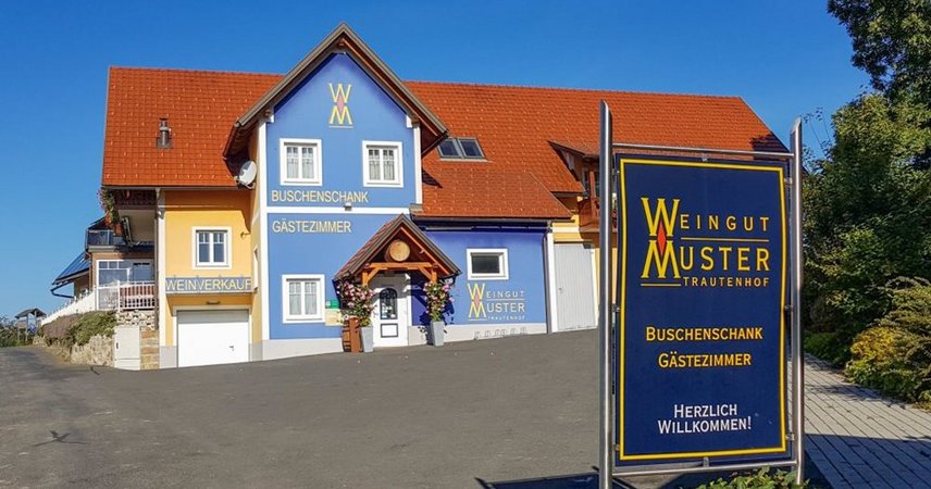 Charmantes Landhaus mit traditioneller Architektur und einladendem Eingangsbereich in sonniger Lage
