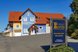 Charmantes Landhaus mit traditioneller Architektur und einladendem Eingangsbereich in sonniger Lage