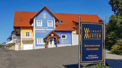 Charmantes Landhaus mit traditioneller Architektur und einladendem Eingangsbereich in sonniger Lage