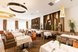 Ein elegantes Restaurant mit stilvoll gedeckten Tischen